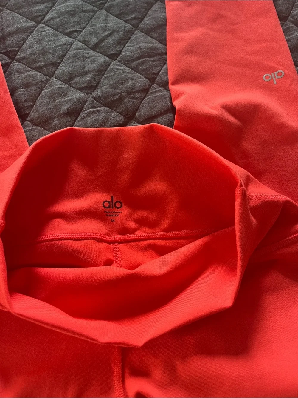 ALO Yoga High-Waist Leggings in Bright Red - Picture 3 of 3